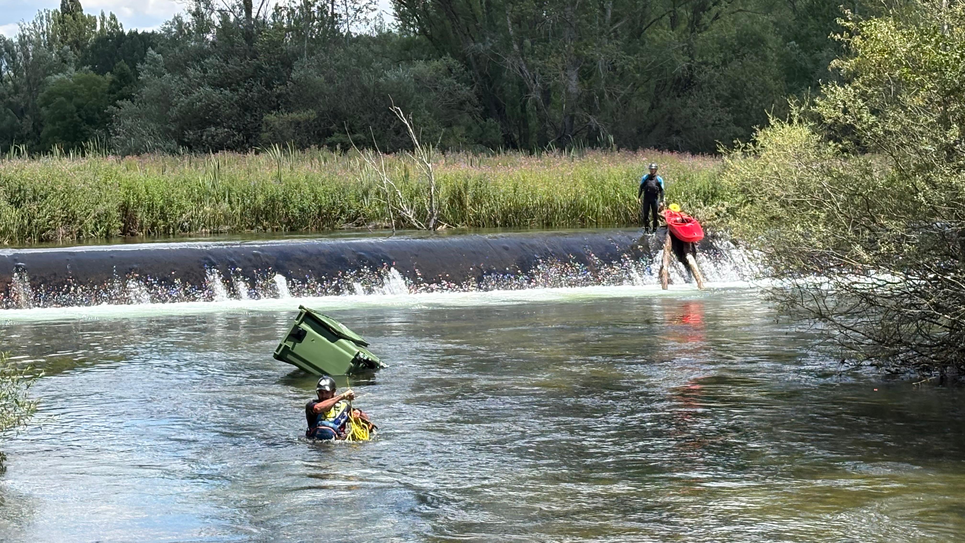 Rescate de contenedores en el río Porma por el equipo de PormAventura